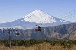 Kolejka linowa w Hakone na tle ośnieżonej góry Fuji