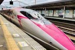 Szybki pociąg shinkansen przy peronie