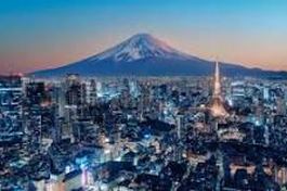 Nocna panorama Tokio z górą Fuji w tle