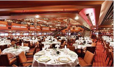 Sala restauracyjna z nakrytymi stołami