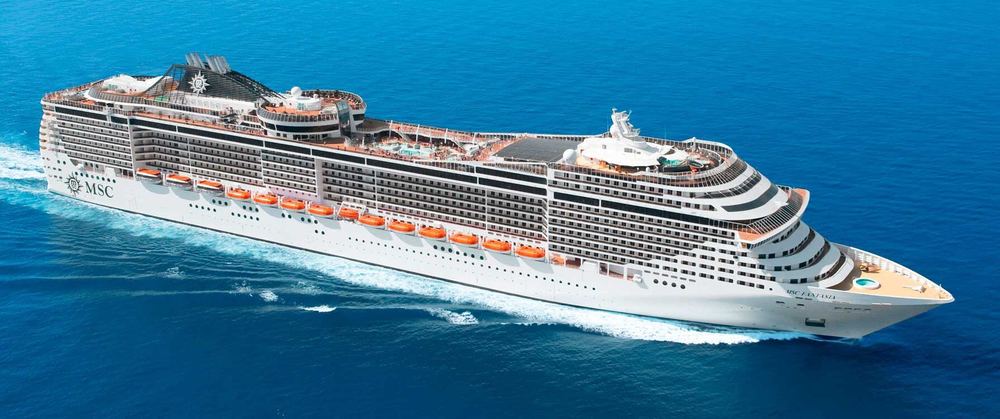 Statek wycieczkowy MSC Fantasia płynący po błękitnym morzu