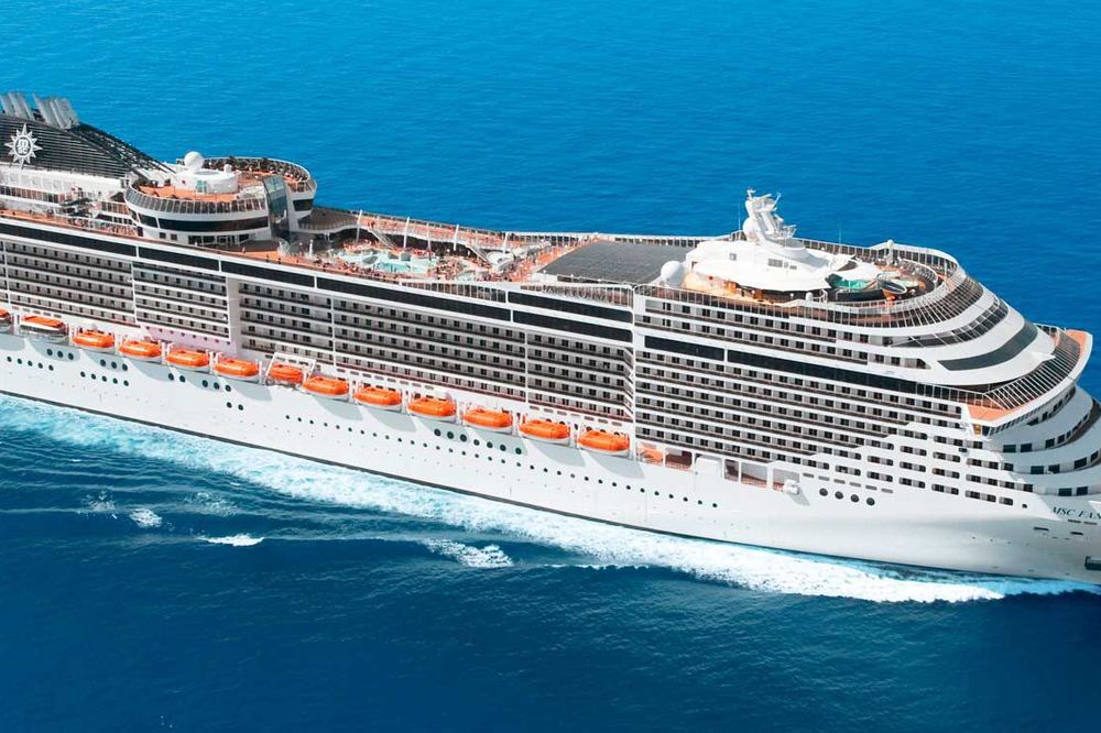 Statek wycieczkowy MSC Fantasia płynący po błękitnym morzu