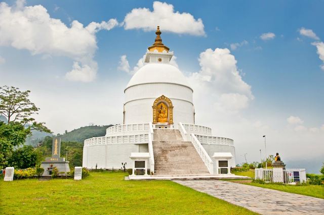 Biała Stupa Pokoju nad Pokharą