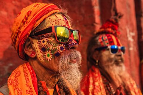 Sadhu w kolorowych okularach przeciwsłonecznych