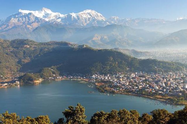 Jezioro Phewa i Pokhara na tle Himalajów
